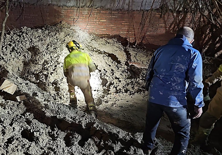 Herida una persona tras el derrumbe de un muro en Canena